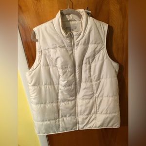 1x white quilted puffer vest